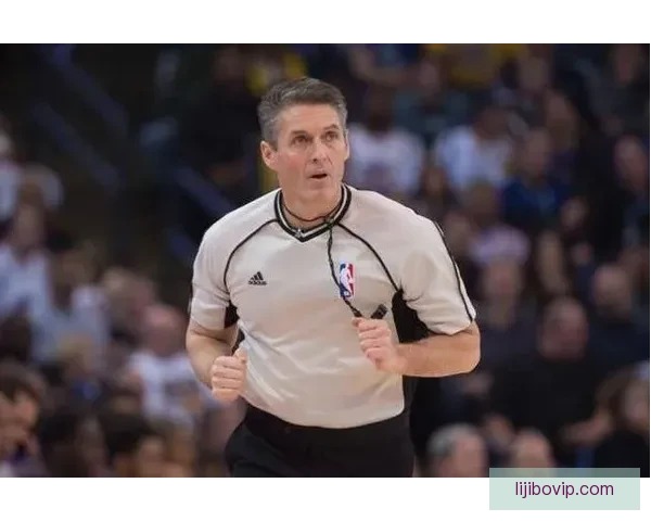 NBA挑战规则引发争议比赛节奏是否被打乱裁判权威又该如何维护平衡